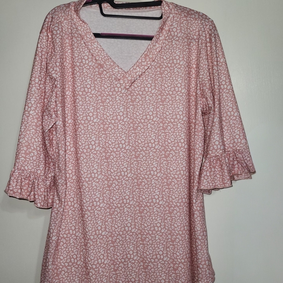 Elegant Pink Patterned V-Neck Blouse - Picture 8 of 8